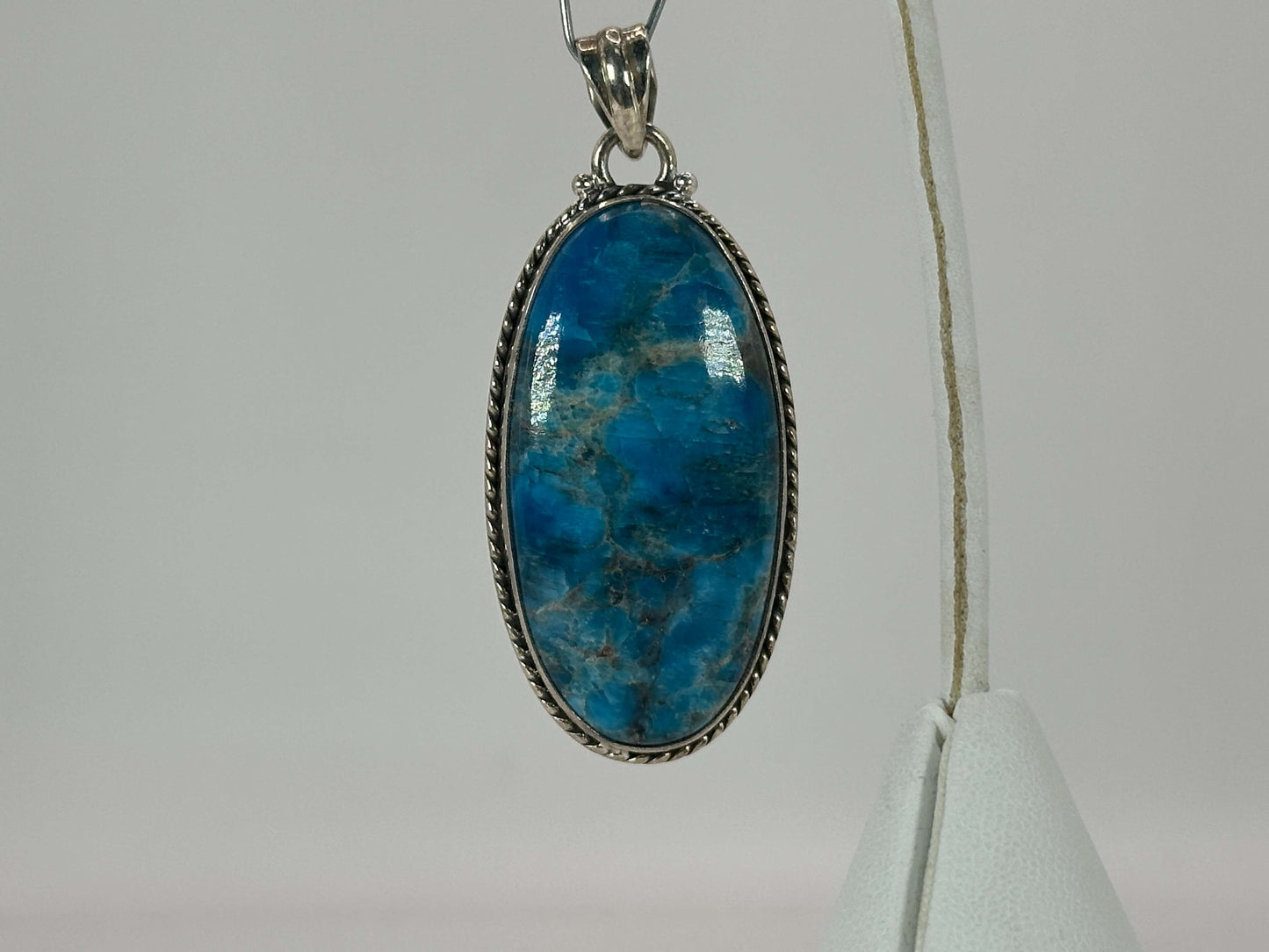 Blue Apatite Pendant 925 Sterling Silver Detailed Border Artisan Jewelry - GP343