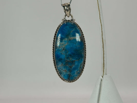 Blue Apatite Pendant 925 Sterling Silver Detailed Border Artisan Jewelry - GP343